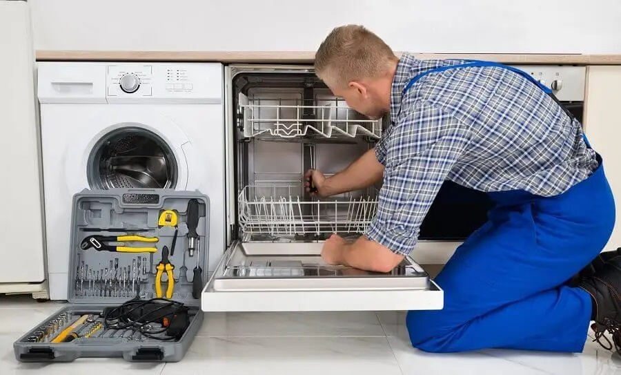 Çiğli Hotpoint servisi teknisyen ekibi beyaz eşya tamiri yaparken